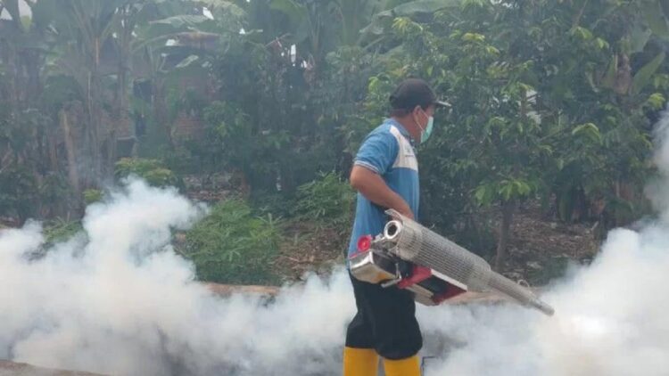 Petugas sedang melakukan fogging di Mapolres Agam. (Antara/Yusrizal)