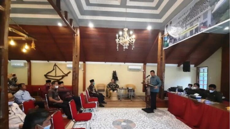 Wali Kota Pariaman, Sumbar, Genius Umar sedang memberikan sambutan pada rapat koordinasi antar kepala desa. (ANTARA/Aadiaat M. S.)