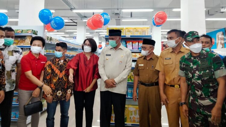 Ritel dan Grosir Digital Pertama Indonesia Hadir di Padang, Gubernur Sumbar: Ini Luar Biasa 1 Grand opening Scan & Go Padang oleh Gubernur Mahyeldi.