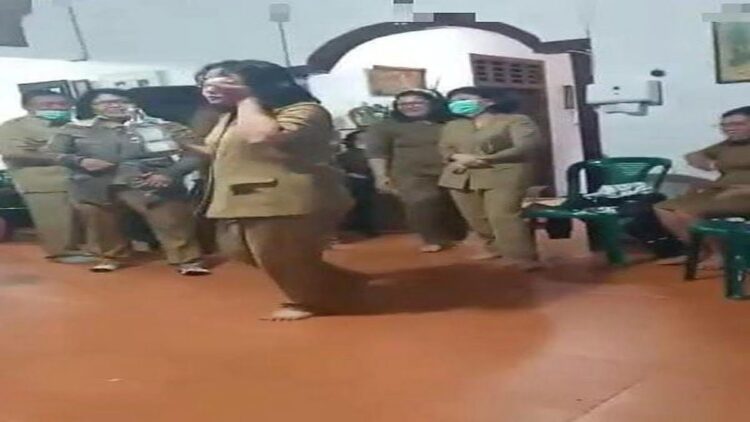 Heboh video PNS di Humbahas berjoget sambil minum miras (Foto: Tangkapan layar video)