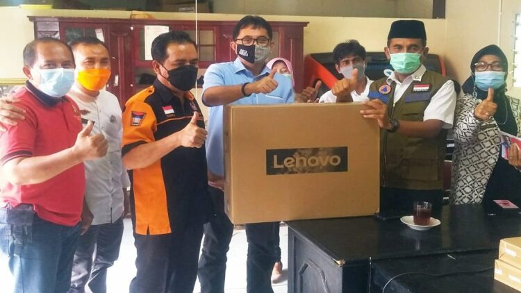 Hibah komputer untuk KPB dari Pemko Padang