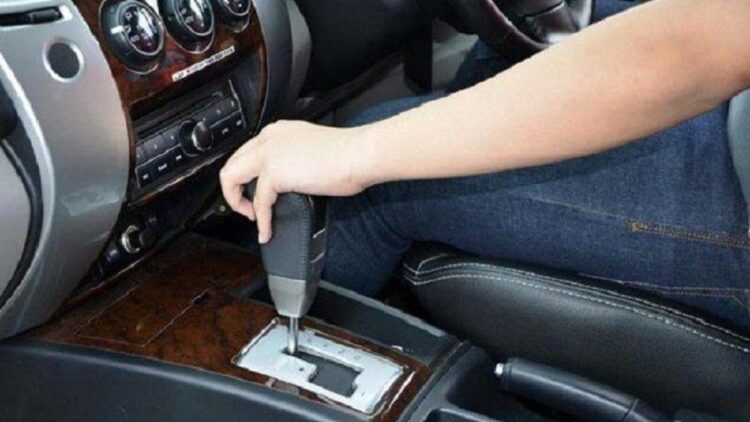 Berikut Kebiasaan Pengemudi Mobil Matik yang bisa Merusak Sistem Transmisi 1 Ilustrasi mengendarai mobil matic. (net)