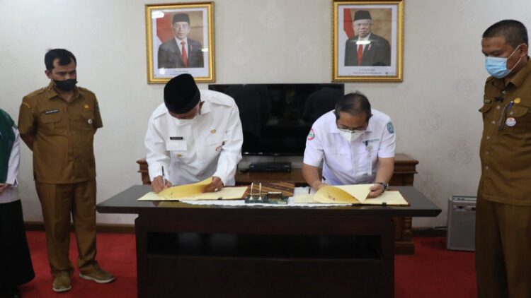 Pemprov Sumbar Siapkan Anggaran Rp95 Miliar untuk Jaminan Kesehatan 1 Gubernur Sumatera Barat (Sumbar), Buya Mahyeldi bersama Deputi Direksi BPJS Kesehatan Sumbagteng Jambi Eddy Sulistijanto Hadie, menandatangani nota kesepakatan antara Pemerintah Provinsi Sumbar dengan BPJS Kesehatan.