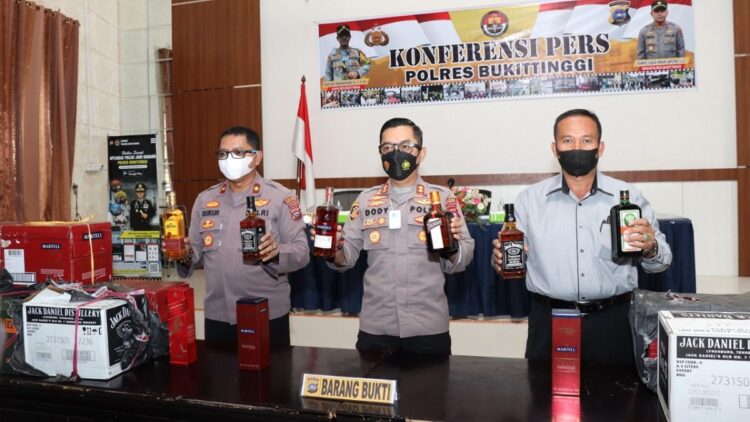 Polres Bukittinggi Gagalkan Satu Truk Miras, Ratusan Botol Diamankan 1 Konpers penangkapan minuman keras di Bukittinggi.