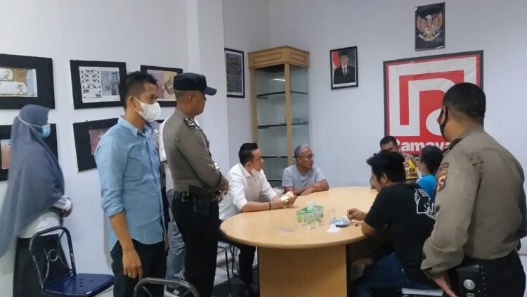Ternyata! Ini Alasan Pria Dibalik Aksi Percobaan Bunuh Diri di Plaza Andalas 1 Pria yang mencoba melompat dari Lantai 4 Plaza Andalas dimediasi oleh polisi dan manajemen mall tersebut.