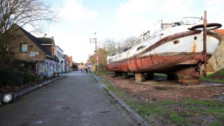 Punya 21 Penduduk, Doel "Kota Hantu" Belgia jadi Daya Tarik Mengerikan bagi Turis Penasaran 1 Foto: AFP/FRANCOIS WALSCHAERTS
Doel