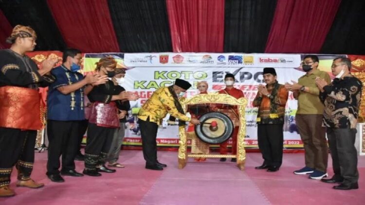 Sekda Agam Edi Busti membuka Koto Kaciak Expo, Sabtu (29/1). (Antara/HO-Humas Agam)
