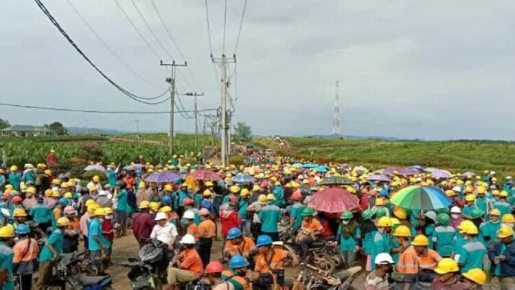 Karyawan PT KSI Solok Selatan berkumpul di lapangan sekitar kantor manajemen untuk melakukan aksi mogok kerja. (Antara/ho/SPSI)