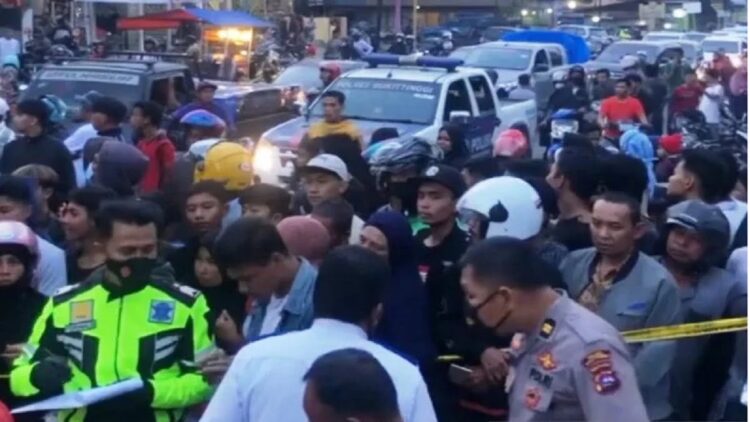 Pesepeda Terlindas Truk di Simpang Canduang Agam, Ini Kronologisnya! 1 Polisi mengevakuasi korban laka maut di Jalan Raya Bukittinggi-Payakumbuh. (ANTARA/Alfatah)