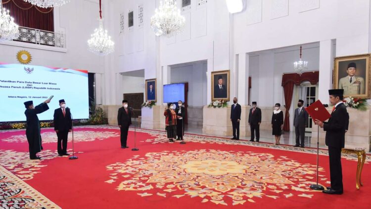 Presiden Jokowi melantik dubes LBBP RI untuk sejumlah negara sahabat, Rabu (12/01/2022), di Istana Negara, Jakarta. (Foto: Humas Setkab/Agung)