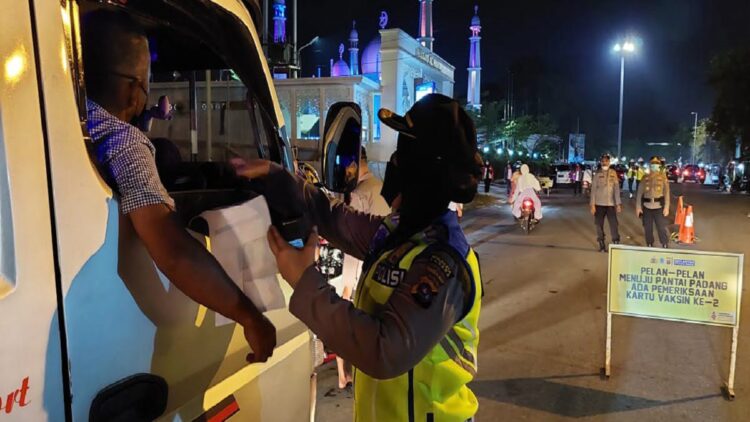 Pantau Suasana Malam Tahun Baru di Padang, Kapolres: Semua Terkendali 1 Pemeriksaan di Pantai Padang saat malam Tahun Baru.