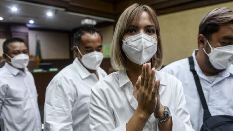 Penyalahgunaan Narkotika, Nia Ramadhani, Ardi Bakrie dan Sopir Diganjar 1 Tahun Penjara 1 Artis Nia Ramadhani dan suaminya, yakni Ardi Bakrie menjalani sidang vonis kasus penyalahgunaan narkoba jenis sabu (ANTARA FOTO/M RISYAL HIDAYAT)