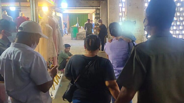 Penangkapan wanita esek-esek Padang Theater. (Humas Satpol PP Padang)