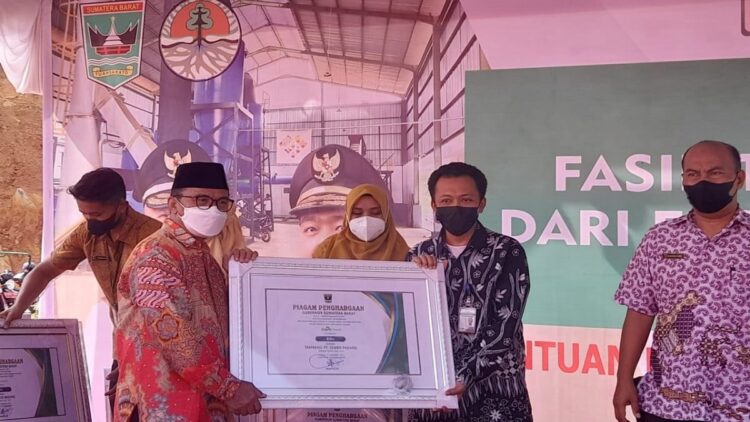 Anggota Komisi 4 DPR RI Dr. H. Hermanto (kiri) menyerahkan penghargaan Proper Biru pada penilaian PROPERDA 2021 kepada PT Semen Padang yang diwakili oleh Kepala Unit Operasi Tambang Hendri Priparis (dua dari kanan) pada acara peresmian operasional fasilitas pengelolaan limbah B3 Medis Provinsi Sumbar di TPU Air Dingin, Koto Padang, Kamis (27/1/2022).