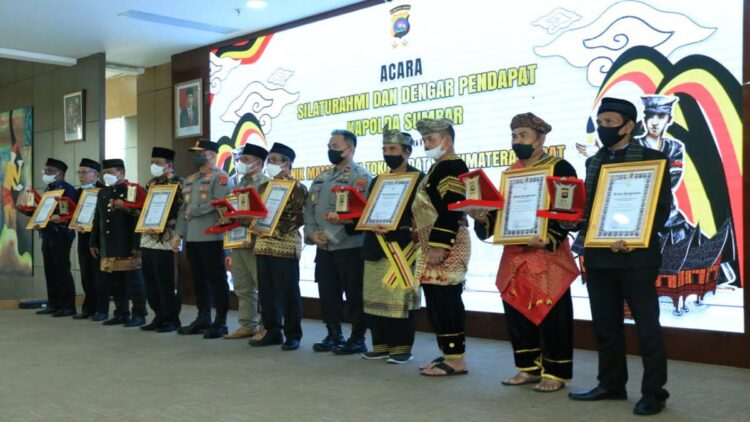 Penghargaan Polda Sumbar untuk tokoh adat.