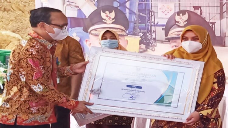 Semen Padang Hospital Terima Penghargaan Properda Biru dari DLH Sumbar 1 Semen Padang Hospital (SPH) menerima PERINGKAT BIRU melalui penghargaan Program Penilaian Peringkat Kinerja Usaha dalam Pengelolaan Lingkungan Daerah atau Properda dari Dinas Lingkungan Hidup (DLH) Kota Padang dan Provinsi Sumatera Barat.