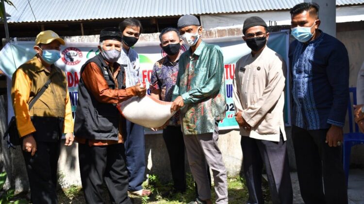 Penyerahan bantuan sembako dari PT Semen Padang untuk masyarakat dari rumah tangga miskin yang terdampak COVID-19 di Batu Gadang Padang, pada Agustu.s 2021