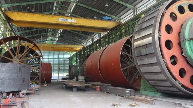 Peralatan pabrik yang diproduksi Unit Bisnis Inkubasi Non Semen (BINS) PT Semen Padang. Pada tahun 2021, BINS PT Semen Padang mampu membukukan pendapatan sebesar Rp6,48 miliar.