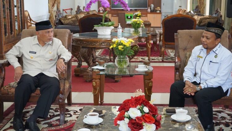 Pertemuan Dirjen Yankes dan Gubernur Mahyeldi.