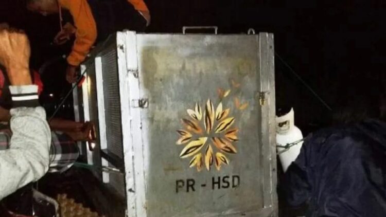 Petugas bersama tim medis dari Pusat Rehabilitasi Harimau Sumatera Dharmasraya (PRHSD) dan masyarakat melakukan evakuasi beruang yang jerat di (ANTARA/HO-BKSDA Sumbar)