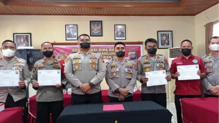 Kapolres Sawahlunto AKBP Ricardo Condrat Yusuf berfoto bersama jajarannya usai sosialisasi penyerahan DIPA, Selasa. (Antarasumbar/Yudha Ahada)