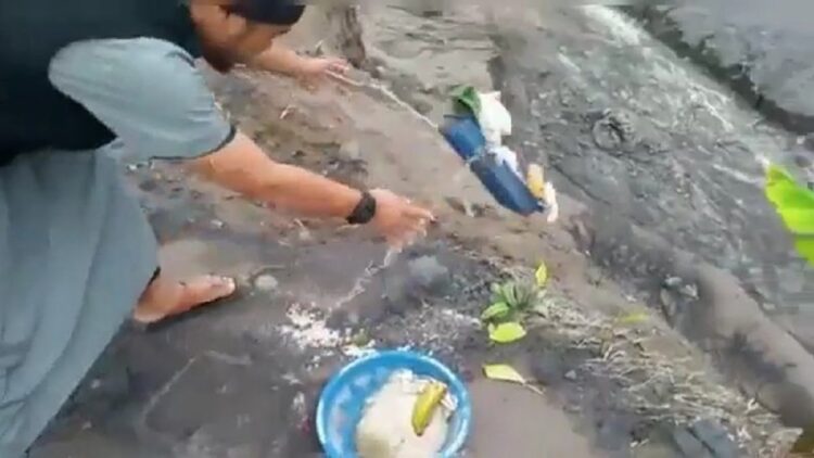 Penendang Sesajen di Gunung Semeru Ditangkap Polisi 1 Pria tendang sesajen di lokasi Semeru. (Foto tangkapan layar video)
