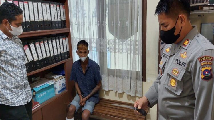 Terlihat Kapolsek Padang Barat AKP Gusdi memperlihatkan seorang pelaku pemerasan dan senjata tajam yang digunakan pelaku untuk menakutkan korbannya.