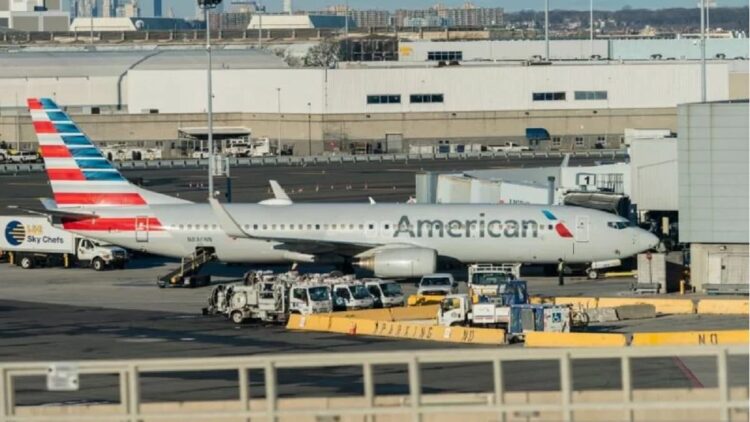 Ilustrasi sebuah pesawat American Airlines terlihat di Bandara Internasional John F. Kennedy di tengah penyebaran virus corona varian Omicron di Queens, New York City, AS, 26 Desember 2021. (ANTARA/Reuters/Jeenah Moon/as)