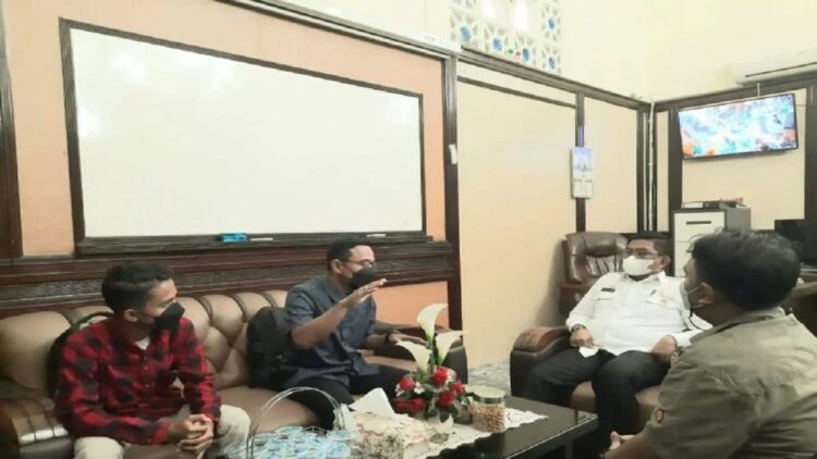 Tiga Videotron Putar Iklan Rokok di Padang, Ruandu Minta Pemko Beri Sanksi 1 Yayasan Ruang Anak Dunia (Ruandu) beserta Pembaharu Muda dan Indonesian Youth Council for Tobacco Control Sumatera Barat beraudiensi dengan Kepala Bapenda Padang Yosefriawan di Padang, Rabu (26/1). (Antara/HO-Ruandu)