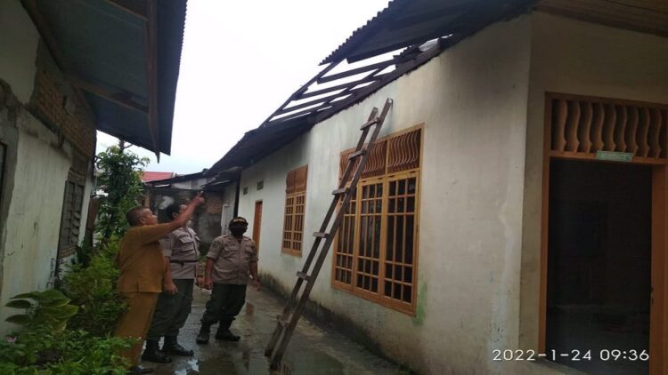 Dua Rumah Warga di Padang Rusak Dihantam Puting Beliung 1 Rumah dihantam puting beliung di Padang.