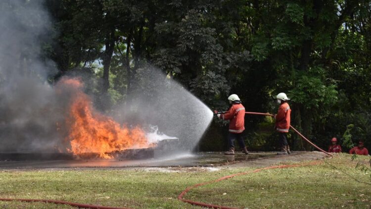 Begini Cara Penilaian SHE Challenge Bulan K3 Semen Padang 1 Salah satu tim yang mengikuti SHE Challenge tengah melakukan simulasi pemadaman api menggunakan hydrant di lomba SHE Challange yang digelar PT Semen Padang dalam rangka Bulan K3 Nasional dan Mutu Tahun 2022 yang digelar Rabu (26/1/2022) di Fire Ground Semen Padang.