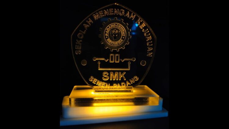 Souvenir Akrilik SMK Semen Padang akan Diproduksi Massal 1 Souvenir akrilik buatan SMK Semen Padang.