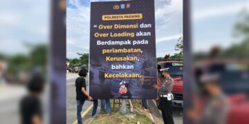 Ingatkan Pengendara, Unit Laka Lantas Polresta Padang Pasang Spanduk