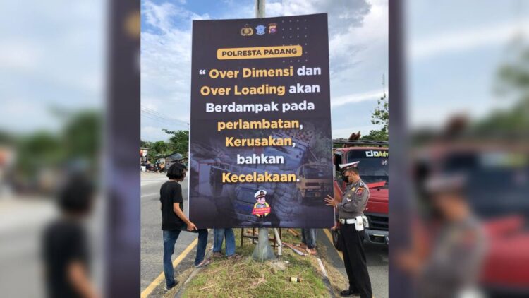 Spanduk keselamatan dipasang Unit Laka Lantas Polresta Padang.
