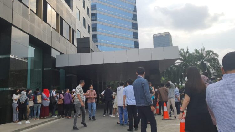 Gempa 6,7 SR di Selatan Banten Dipastikan Tak Berpotensi Tsunami 1 Suasana salah satu gedung di Jakarta saat gempa terjadi pada Jumat sore.