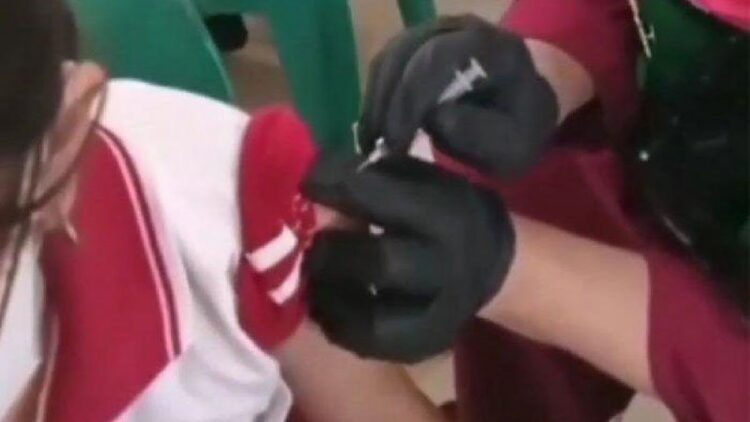 Dokter di Medan Minta Maaf Gegara Suntik Vaksin Kosong, Polisi Tetap Proses Hukum 1 Viral video seorang petugas kesehatan suntikkan vaksin ke siswi SD dengan suntikan kosong. (net)