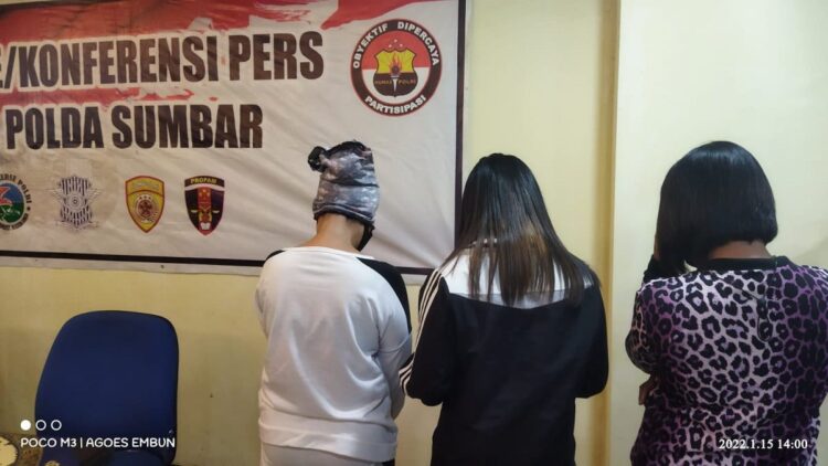 Tiga wanita diamankan di salah satu salon kecantikan di Padang karena terlibat prostitusi.