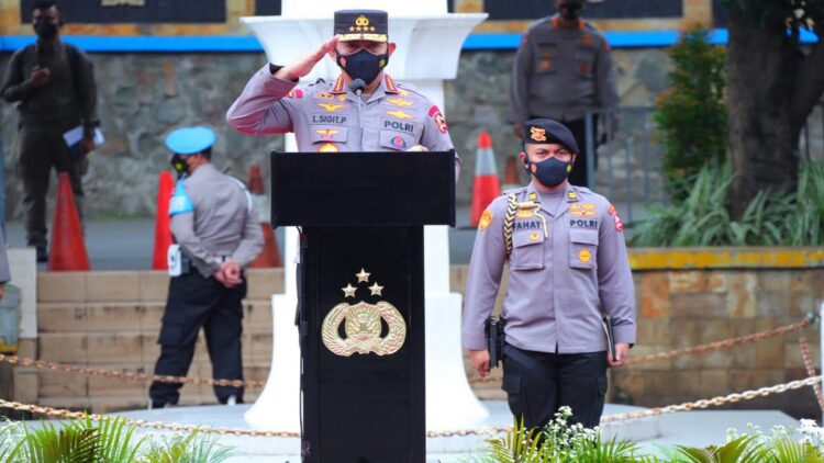 Resmikan Tim Patroli Perintis Presisi, Kapolri: Beri Rasa Aman Masyarakat 1 Kapolri Jenderal Listyo Sigit Prabowo saat beri hormat saat pembentukan tim patroli presisi perintis Polri.