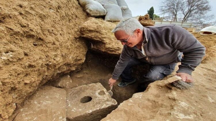 Arkeolog Temukan Jamban Kuno Berusia 2.700 Tahun di Israel, Disebut Jejak Epidemi Infeksi Parasit 1 Sebuah toilet atau jamban berusia sekitar 2.700 tahun ditemukan di perkebunan Yerusalem selatan, Israel. (foto: reuters)