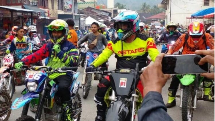 Bupati-Wabup Solok Selatan Ikut Ngetrail di Trabas Jelajah Saribu Rumah Gadang 3 1 Bupati Solok Selatan, Khairunas, didampingi Wakil Bupati Solok Selatan, Yulian Efi, mengikuti Trabas Jelajah Saribu Rumah Gadang 3, Minggu (16/1) (ANTARA/Joko Nugroho)