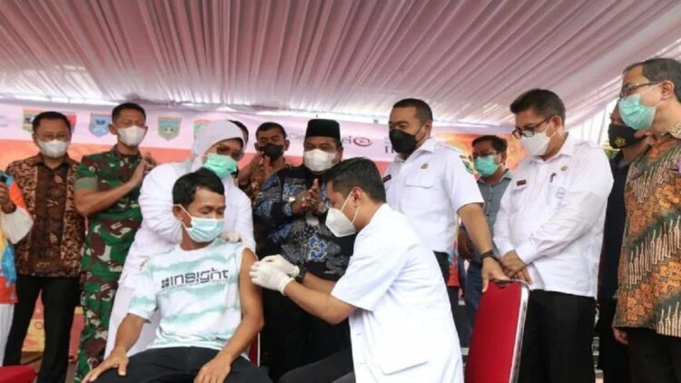 Pelaksanaan vaksinasi di Padang Pariaman. (ANTARA/HO)