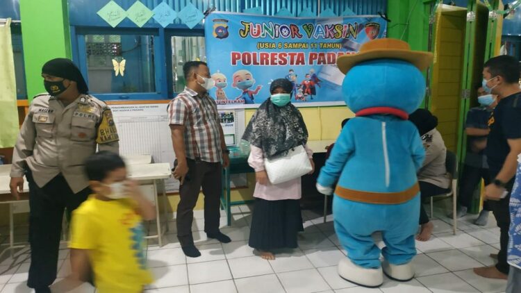 Vaksinasi Covid-19 untuk anak yang digelar Satintelkam 
 Polresta Padang.