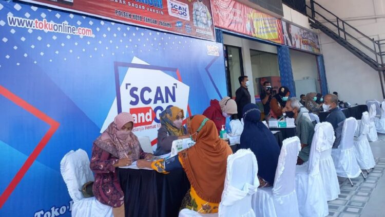 Gandeng Ritel Scan and Go, Polsek Koto Tangah Terus Kebut Vaksinasi Gratis 1 Pendaftaran vaksinasi gratis di ritel Scan and Go.