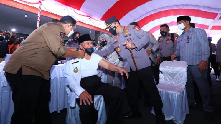 Vaksinasi di Maluku Utara.