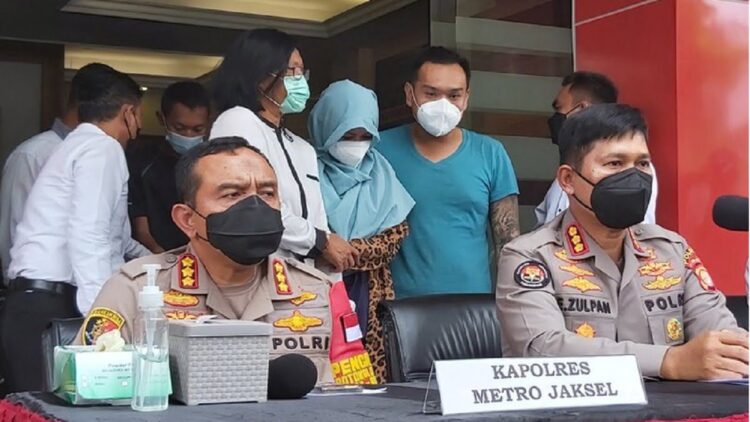 Tersangkut Kasus Narkoba, Pedangdut Velline Chu dan Suami jadi Tersangka 1 Pedangdut Velline Chu dan suami usai ditangkap polisi karena kasus narkoba. (net)