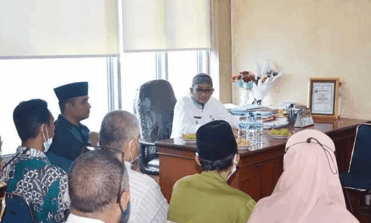 Kantor Lurah di Kota Padang harus Buka Sesuai Jam Kerja 1 Wako Padang Hendri Septa menggelar pertemuan bersama Sekcam Kuranji Rio Ebu Pratama dan jajaran serta para lurah se-Kecamatan Kuranji di Kantor Camat Kuranji, Jumat (28/1/2022).