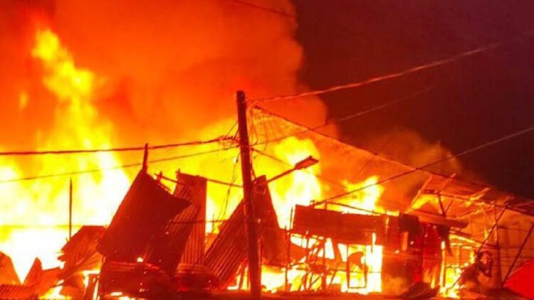 100 Rumah di Kedoya Jakbar Terbakar, Kerugian Ditaksir Rp1,8 M 1 Kebakaran Kedoya, Jakarta Barat dini hari tadi (Foto: Karin Nur Secha/detikcom)