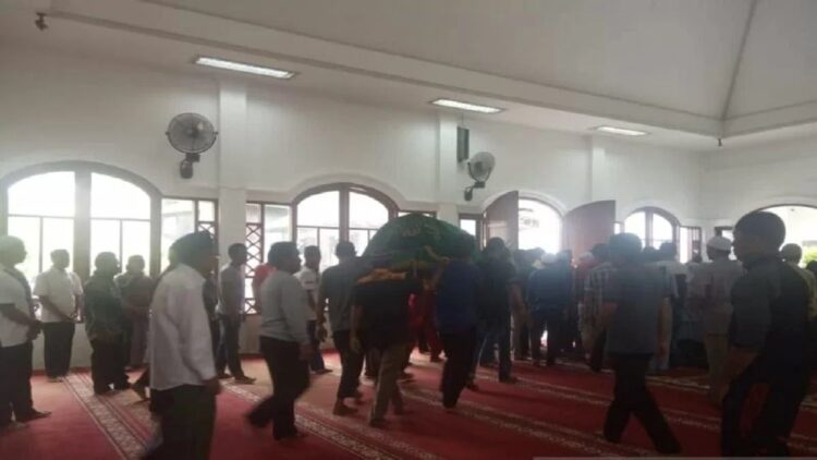 Jasad korban kebakaran di Kampung Tangah Jr.Batuang Panjang Nagari Sungai Batang, selesai di shalatkan, Rabu (16/2). (Antarasumbar/HO-Dok Rudi Yudistira)