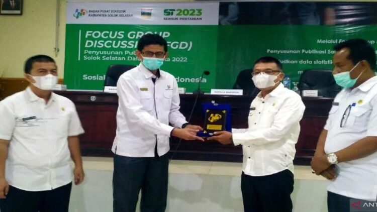 Kepala Badan Perencanaan Pembangunan Daerah (Bappeda) Solok Selatan, Taufik Efendi didampingi Pelaksana tugas Kepala Dinas Komunikasi dan Informatika Solok Selatan Firdaus Firman menerima cendramata dari Kepala BPS Solok Selatan Abdul Razi usai pembukaan focus group Discussion (FGD) di Padang Aro, Rabu. (Antarasumbar/Erik Ifansya Akbar)
