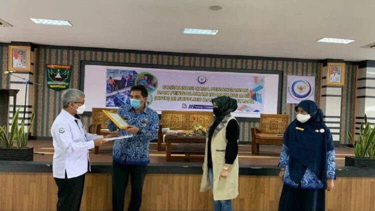 Penyerahan sertifikat mutu kepada pelaku usaha perikanan dari BKIPM Padang yang diserahkan Kepala Pusat Pengendalian Mutu BKIPM Widodo Sumiyanto, Kepala Dinas Kelautan dan Perikanan Desniarti dan Staf Ahli Gubernur Sumbar bidang ekonomi dan pembangunan di Padang, Kamis. (Antarasumbar/HO)